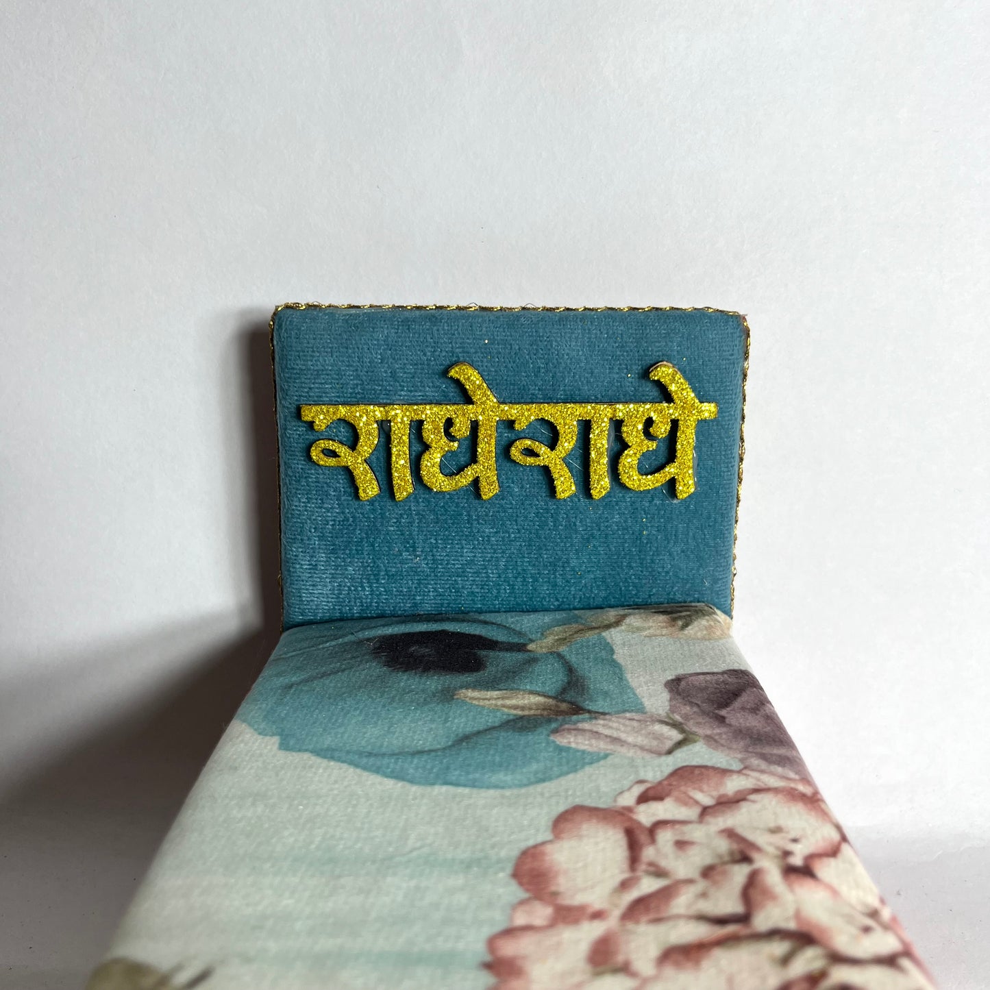 राधे राधे Thakur Ji Floral Bed