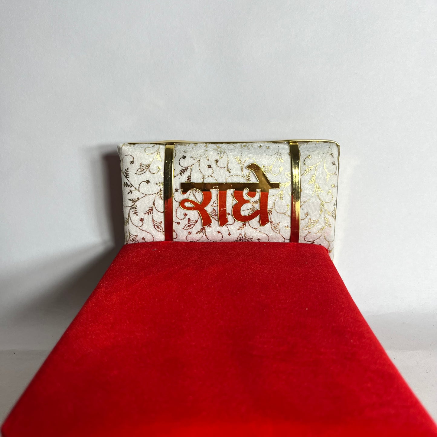 राधे Thakur Ji Red Bed Set